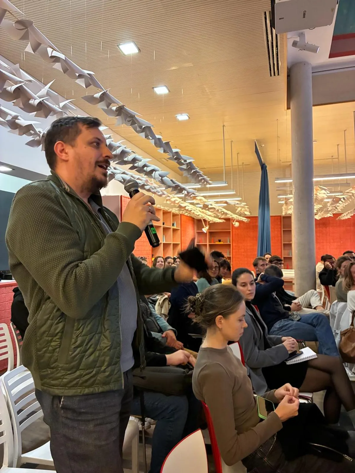 Asistente participando desde el público con micrófono